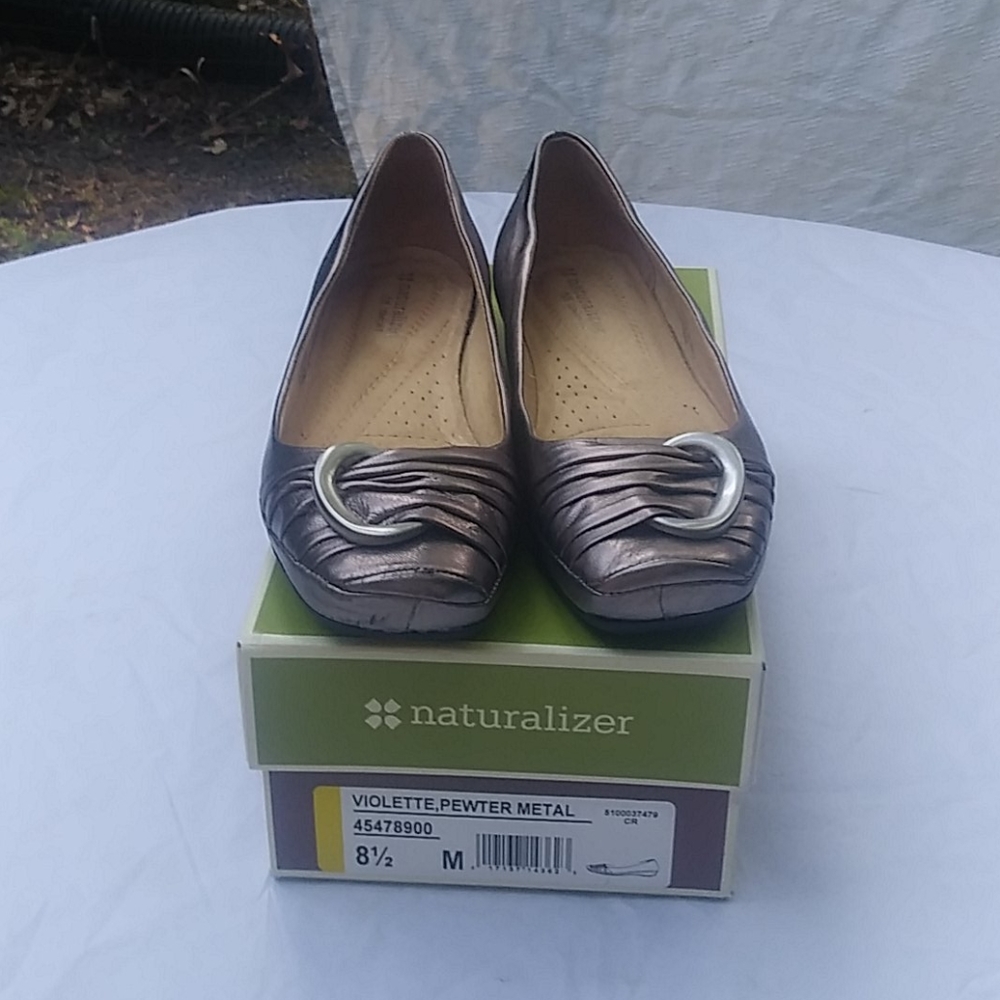 8 1/2 M Naturalizer, Violette, Pewter Metal Flat Shoes